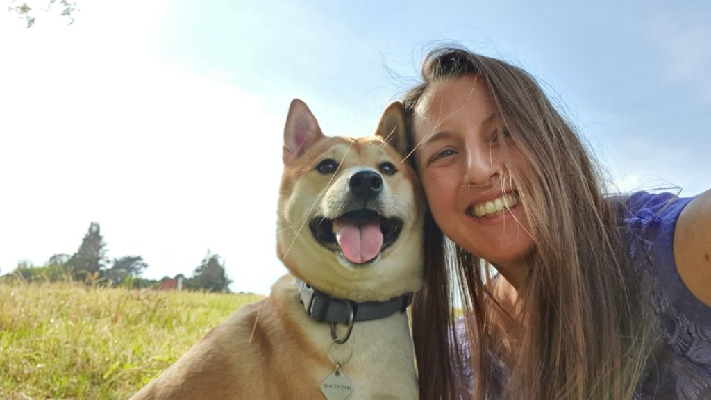 Chien avec sa maitresse